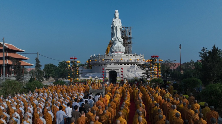 Lễ an vị tôn tượng Bồ-tát Quán Thế Âm lộ thiên trong khuôn viên thiền viện Trúc Lâm Tây Ninh