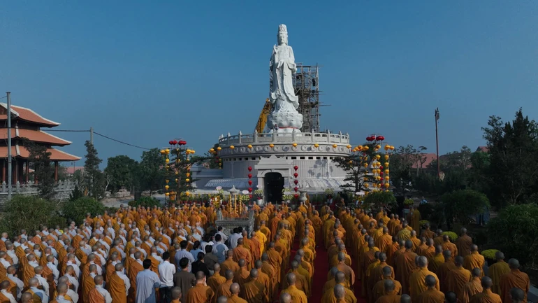 Lễ an vị tôn tượng Bồ-tát Quán Thế Âm lộ thiên trong khuôn viên thiền viện Trúc Lâm Tây Ninh