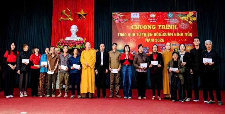 Có 300 phần quà Tết được trao đến bà con có hoàn cảnh khó khăn