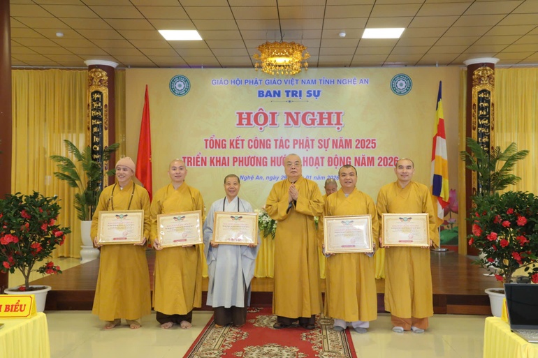 Tuyên dương các tập thể, cá nhân có thành tích xuất sắc