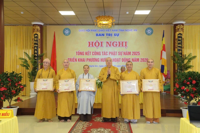 Tuyên dương các tập thể, cá nhân có thành tích xuất sắc