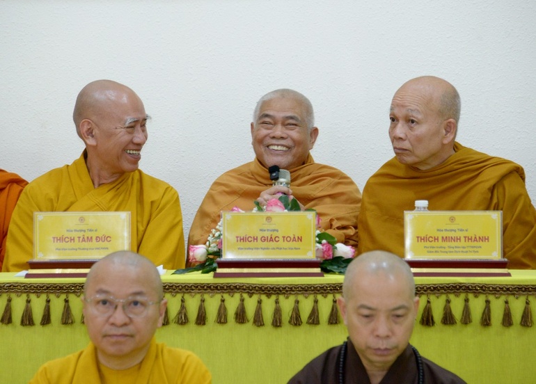 Hòa thượng Thích Giác Toàn hoan hỷ tán thán tinh thần phụng sự của quý tôn đức lãnh đạo Viện, các phân viện và các trung tâm trực thuộc - Ảnh: Bảo Toàn/BGN