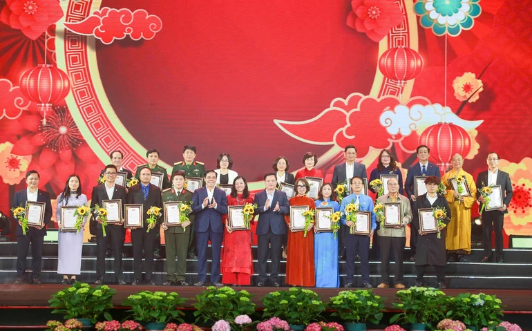 Hòa thượng Thích Thọ Lạc cùng đại diện các cơ quan, đơn vị, tổ chức, doanh nghiệp, nhà hảo tâm,... nhận Giấy chứng nhận “Tấm lòng nhân ái vì cộng đồng” do lãnh đạo tỉnh Nghệ An trao tặng