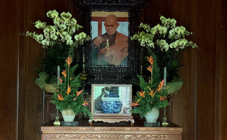 Chân dung và một phần xá-lợi Thiền sư Thích Nhất Hạnh sau khi trà-tỳ, thờ tại thất Lắng Nghe trong khuôn viên tổ đình Từ Hiếu