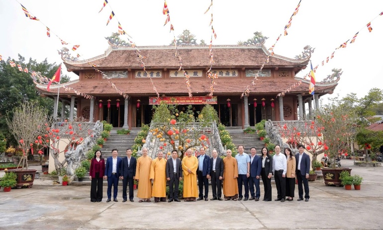 Đoàn lãnh đạo tỉnh Thanh Hóa lưu niệm trước chùa Đại Bi - Văn phòng Ban Trị sự Phật giáo tỉnh