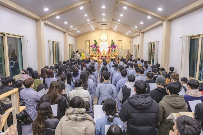 Người Việt về chùa Viên Ngộ, nơi họ xem là "Ngôi nhà quê mẹ" đầy yêu thương, che chở - Ảnh: NVCC