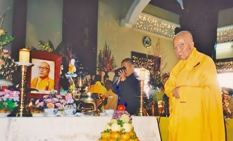 Hòa thượng Thích Thanh Từ bên di ảnh Hòa thượng ân sư Thích Thiện Hoa trong ngày lễ húy kỵ