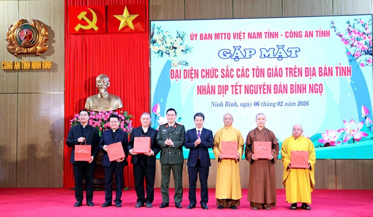 Tặng quà Tết đến đại diện chức sắc các tôn giáo