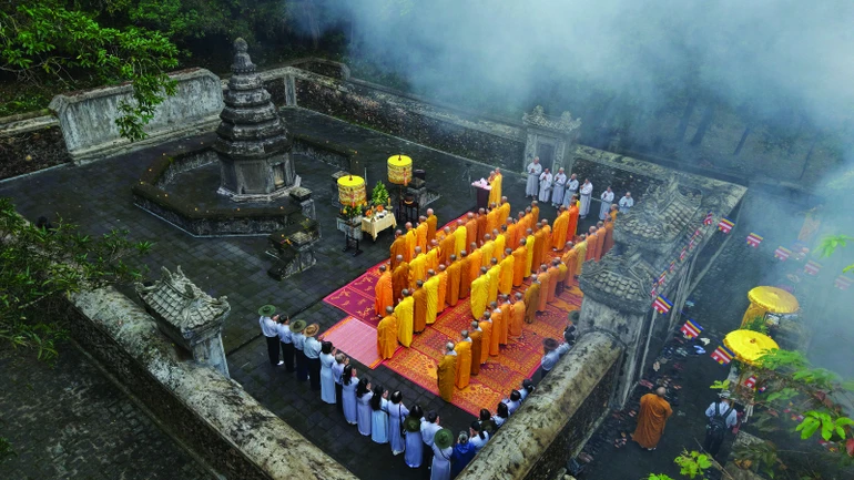 Tháp Tổ sư Liễu Quán (Huế) trong ngày tảo tháp truyền thống - Ảnh: Minh Thắng