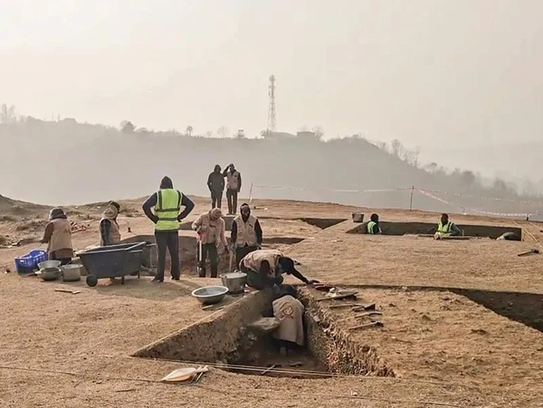 Các tháp Phật, kiến trúc tu viện và dấu vết của một khu đô thị dân cư, chủ yếu thuộc thời kỳ Kushan (thế kỷ I–III TL)