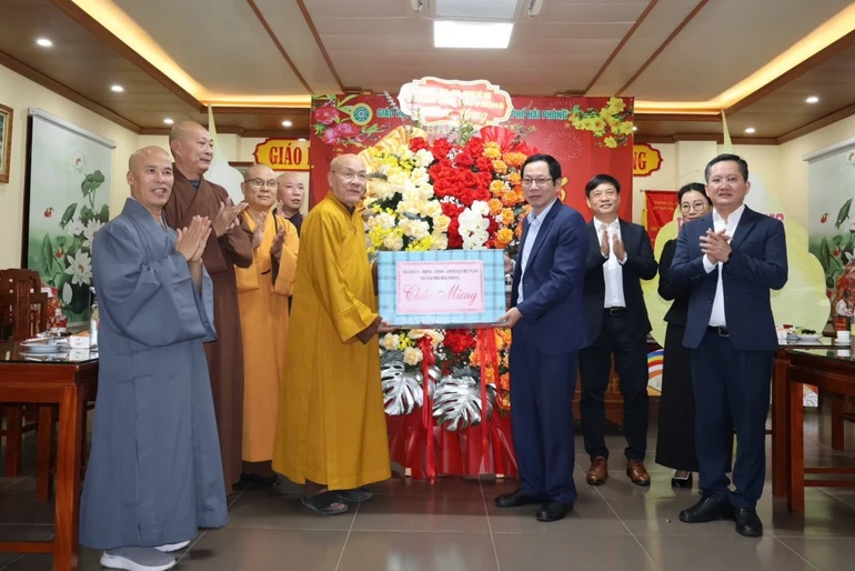 Tặng hoa, quà Tết đến Ban Trị sự GHPGVN TP.Hải Phòng