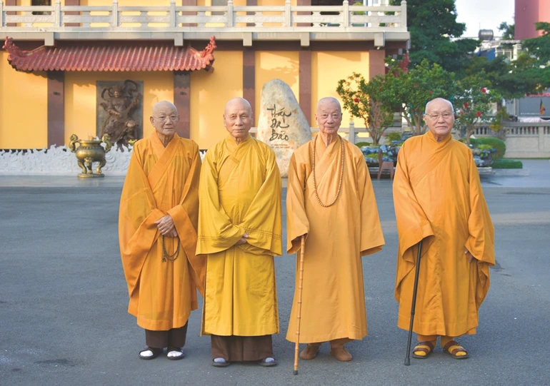 Từ phái sang: Trưởng lão Hòa thượng Thích Nhật Quang - Ủy viên Thường trực Hội đồng Chứng minh, Đức Pháp chủ - Đại lão Hòa thượng Thích Trí Quảng, Trưởng lão Hòa thượng Thích Giác Quang - Phó Pháp chủ, Trưởng lão Hòa thượng Thích Minh Thông - Phó Thư ký Ban Thường trực Hội đồng Chứng minh GHPGVN - Ảnh: Quảng Đạo/BGN 