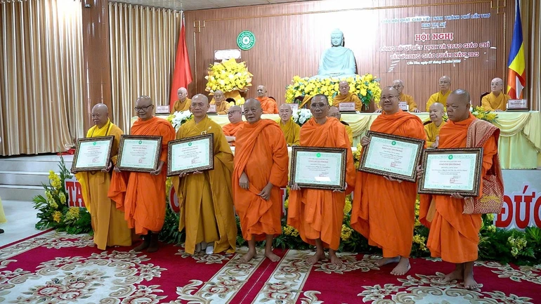 Trưởng lão Hòa thượng Tăng Nô trao Giáo chỉ tấn phong giáo phẩm Hòa thượng đến chư tôn đức