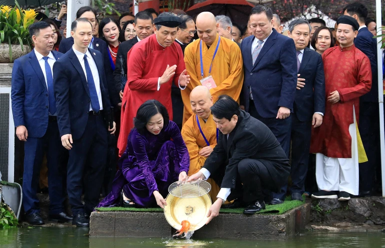 Chủ tịch nước Lương Cường và phu nhân cùng bà con kiều bào thả cá chép tại hồ Hoàn Kiếm - Ảnh: Ủy ban Nhà nước về người Việt Nam ở nước ngoài
