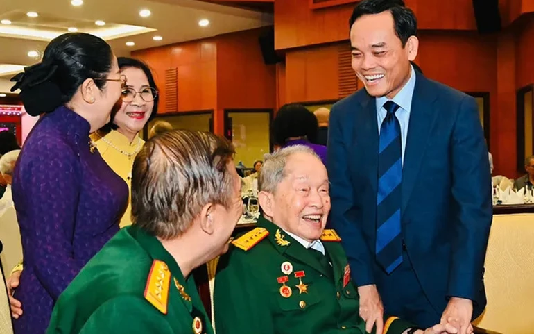 Bí thư Thành ủy TP.HCM Trần Lưu Quang thăm hỏi các vị lão thành cách mạng