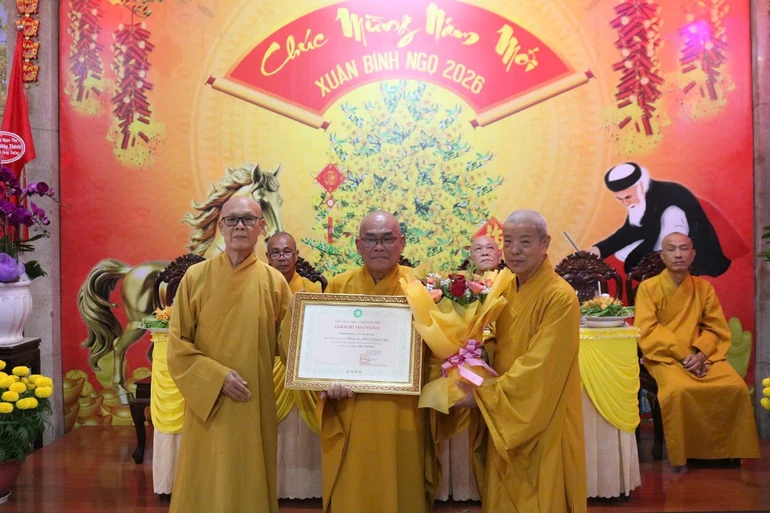 Trao Giáo chỉ tấn phong giáo phẩm của Ban Thường trực Hội đồng Chứng minh