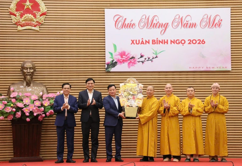Ban Trị sự GHPGVN tỉnh Nghệ An tặng quà Tết đến lãnh đạo Tỉnh ủy
