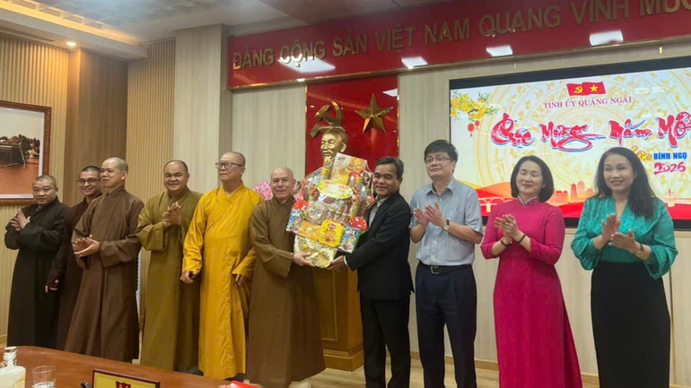 Ban Trị sự GHPGVN tỉnh Quảng Ngãi tặng quà chúc Tết đến lãnh đạo Tỉnh ủy