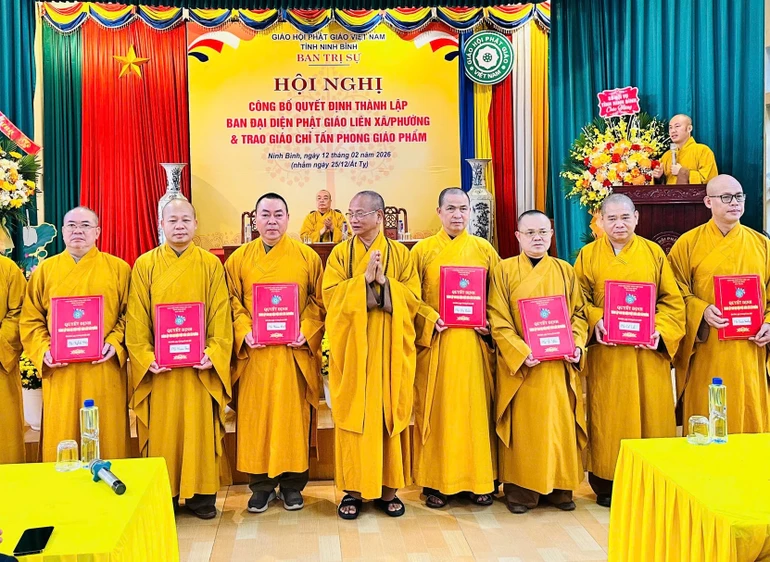 Hòa thượng Thích Quảng Hà trao quyết định thành lập Ban Đại diện Phật giáo liên phường, xã nhiệm kỳ 2026-2031