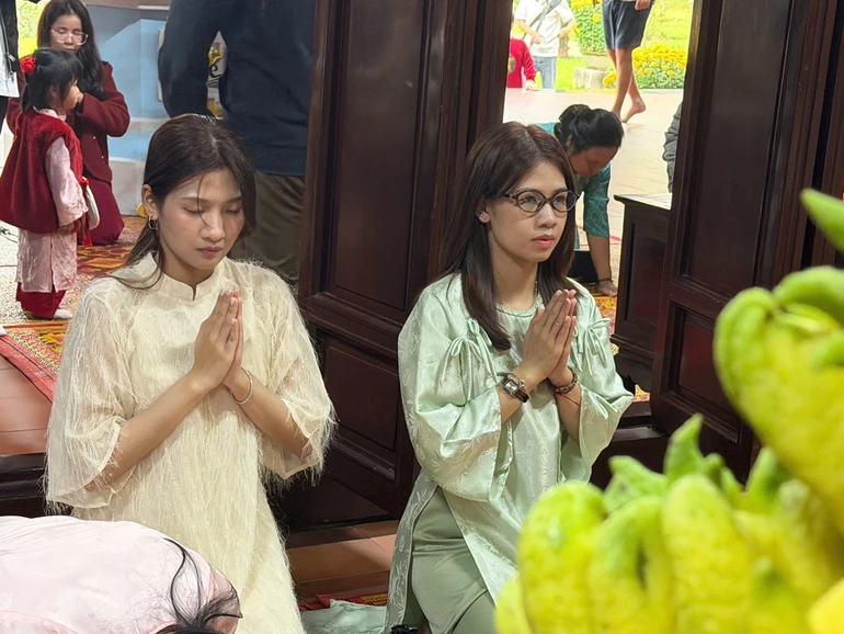 Các bạn trẻ đến chùa lễ Phật đầu năm