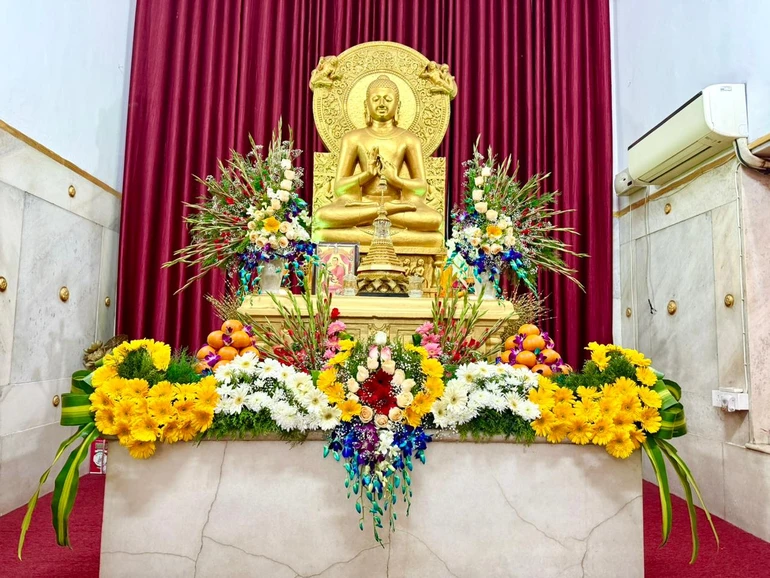 Trang nghiêm điện Phật trong ngày đầu năm mới