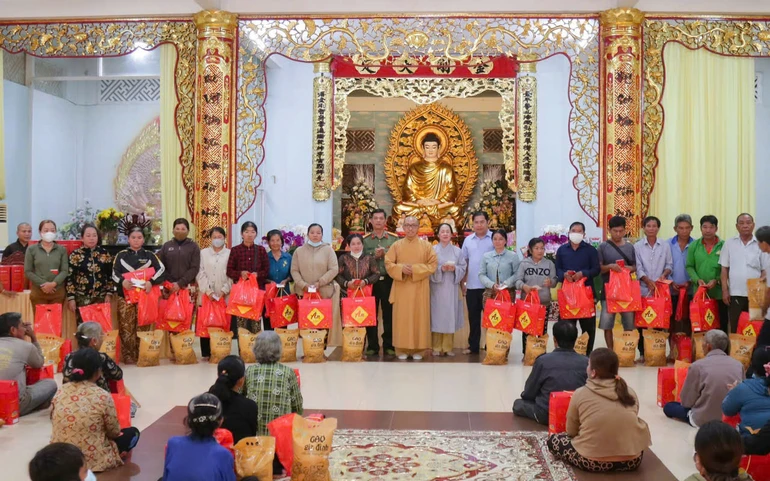 Trao tặng 120 phần quà Tết đến những hộ dân có hoàn cảnh khó khăn tại chùa Quê Hương (xã Tam Nông, Đồng Tháp)