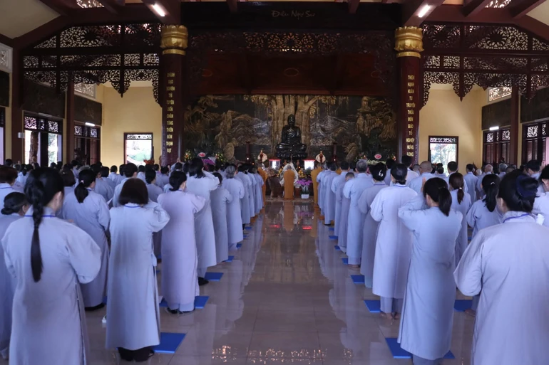 Khóa lễ sám hối tại chánh điện thiền viện Trúc Lâm Chánh Thiện