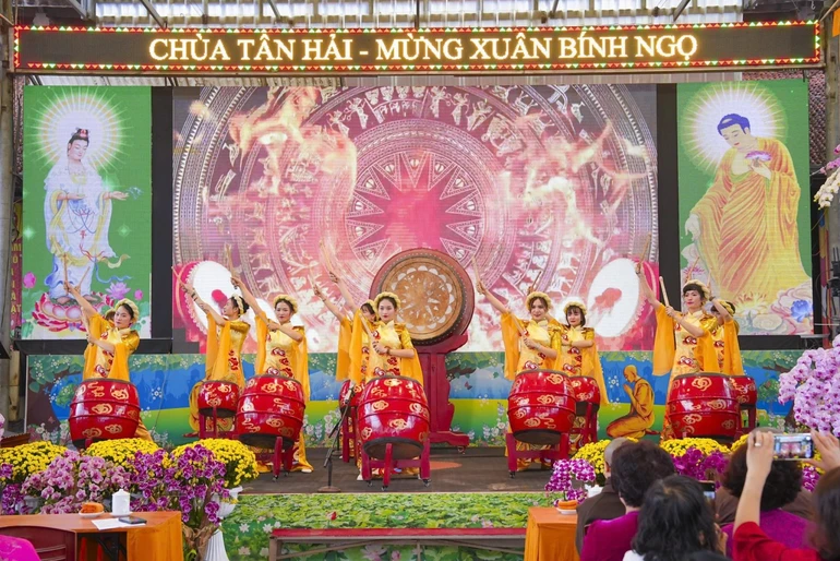 Màn trống hội do nhóm Từ Tâm - chùa Tân Hải trình diễn