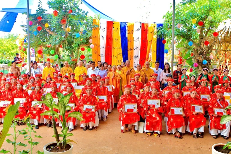 Gần 100 vị cao niên trên địa bàn xã Lộc Tấn được mừng thọ tại chùa Linh Sơn