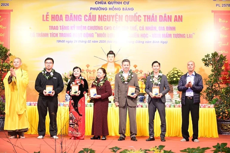 Trao kỷ niệm chương đến các tổ chức, tập thể, gia đình, cá nhân Phật tử có thành tích “nuôi lợn béo” với số tiền quyên góp cao nhất cho Quỹ khuyến học “Ươm mầm tương lai”