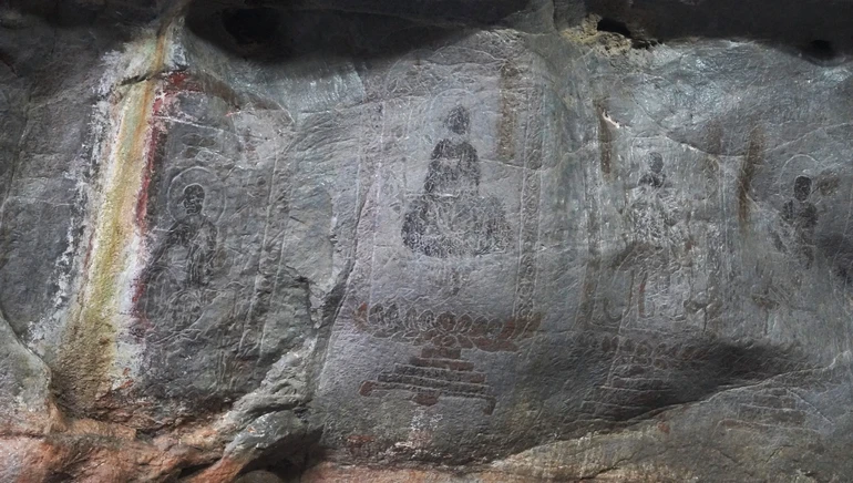 Mỗi bức ma nhai hình vị La Hán có dáng vẻ, tư thế, cử chỉ, nét mặt khác nhau