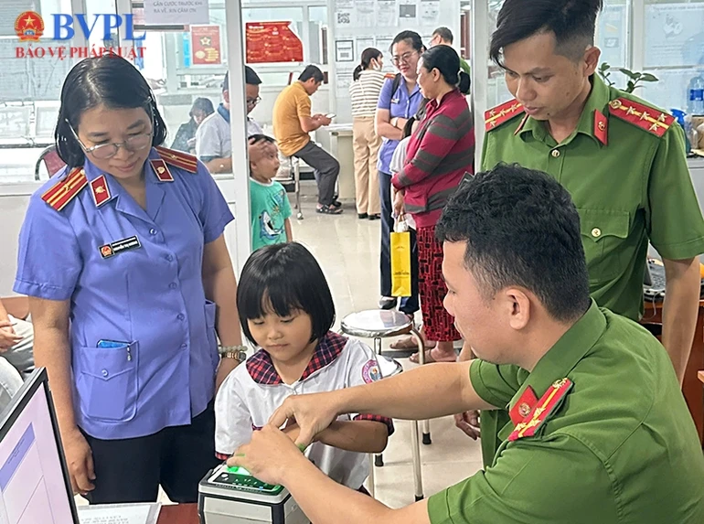 Viện Kiểm sát Nhân dân Khu vực 6 và Công an xã Nhà Bè phối hợp thực hiện cấp Căn cước công dân cho các cháu
