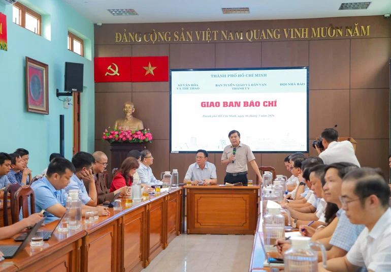 Phó ban Tuyên giáo và Dân vận Thành ủy TP.HCM Tăng Hữu Phong chủ trì buổi họp giao ban Báo chí sáng nay, 6-3 - Ảnh: KHPT