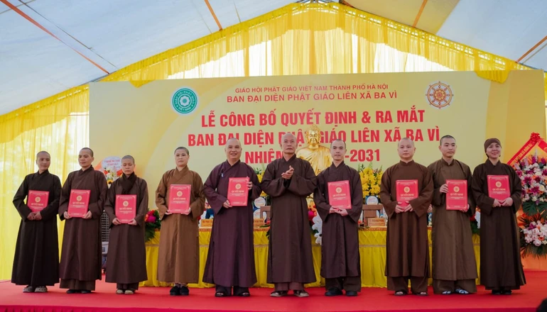 Trao quyết định chuẩn y nhân sự Ban Đại diện Phật giáo liên xã Ba Vì nhiệm kỳ 2026-2031