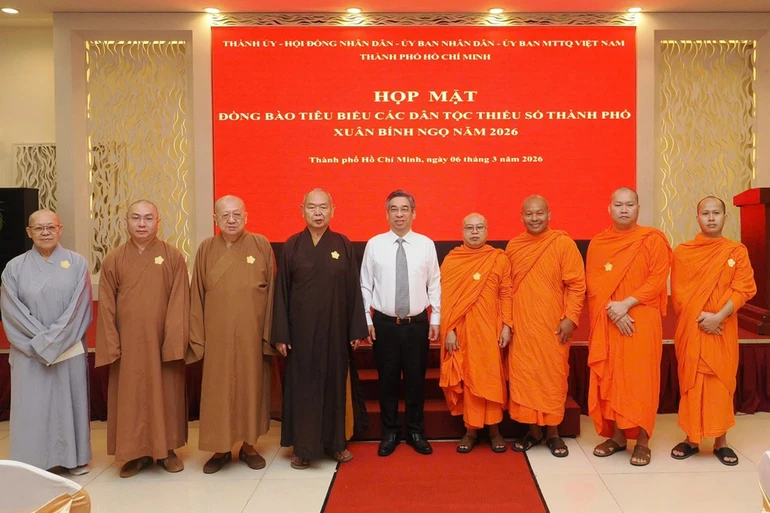 Chủ tịch Ủy ban MTTQVN TP.HCM Nguyễn Phước Lộc lưu niệm cùng các đại biểu tại buổi họp mặt - Ảnh: Hoàng Hùng