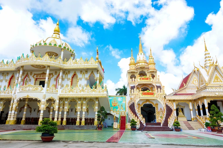 Ngôi chùa Khmer Peam Buôl Thmây nổi bật với kiến trúc rực rỡ, uy nghi