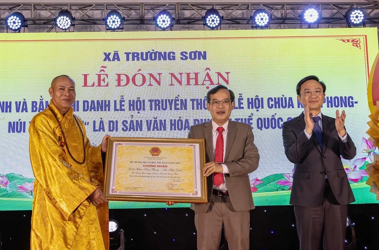 Ông Hoàng Xuân Tân, Phó Chủ tịch UBND tỉnh Quảng Trị trao bằng chứng nhận Di sản văn hóa phi vật thể quốc gia cho Lễ hội chùa Kim Phong – núi Thần Đinh