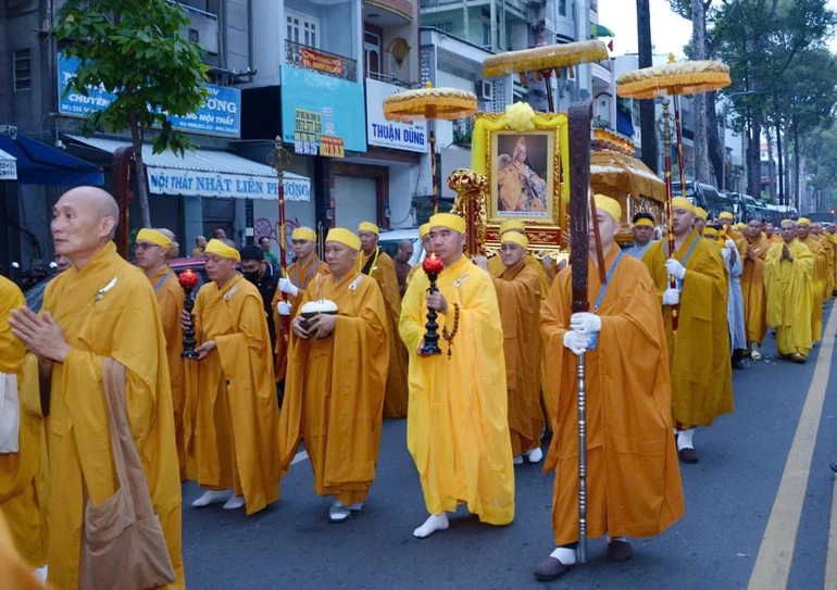 Phụng tống kim quan Trưởng lão Hòa thượng Thích Như Tín đến Đài hỏa táng Sala Long Thành - Đồng Nai để làm lễ trà-tỳ