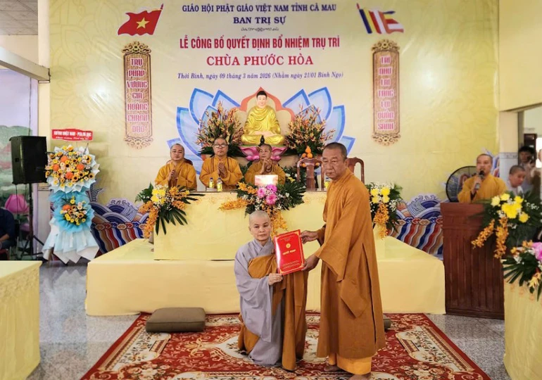 Thượng tọa Thích Minh Chánh trao quyết định bổ nhiệm trụ trì chùa Phước Hòa đến Sư cô Thích nữ Diệu Hạnh