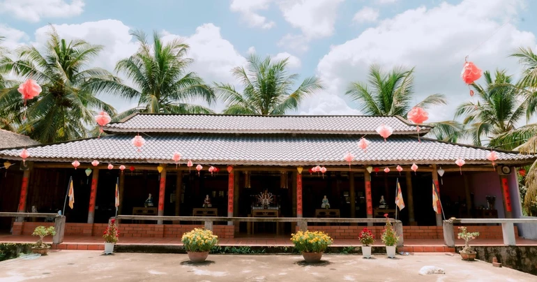 Chùa Long Quang nằm bên dòng sông Hàm Luông hiền hòa, nổi bật giữa không gian miệt vườn xanh mát