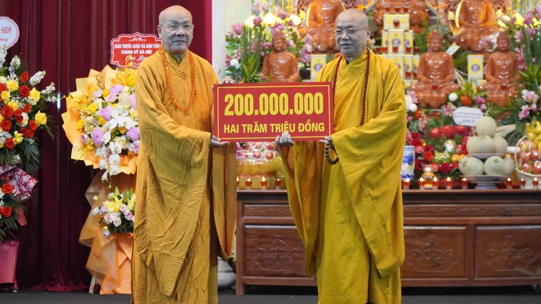 Hòa thượng Thích Quảng Tùng trao bảng tượng trưng tịnh tài cúng dường Quỹ Bảo trợ học đường của Học viện Phật giáo VN tại Hà Nội