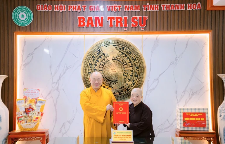 Thượng tọa Trưởng ban Trị sự GHPGVN tỉnh Thanh Hóa trao quyết định thành lập Ban Quản trị chùa Tường Vân đến Ni trưởng Thích Đàm Hòa