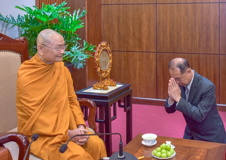 Ông Chaiyapon Suk-Leam, Cục trưởng Cục Tôn giáo thuộc Bộ Văn hóa Thái Lan vấn an sức khỏe Trưởng lão Hòa thượng Viên Minh, Phó Pháp chủ GHPGVN - Ảnh: Quảng Đạo/BGN