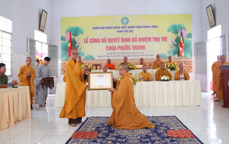Hòa thượng Thích Huệ Pháp trao quyết định bổ nhiệm trụ trì chùa Phước Thanh đến Thượng tọa Thích Như Đạo