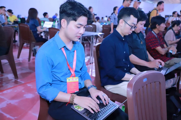 Nguyễn Công Minh tác nghiệp tại một sự kiện Phật giáo