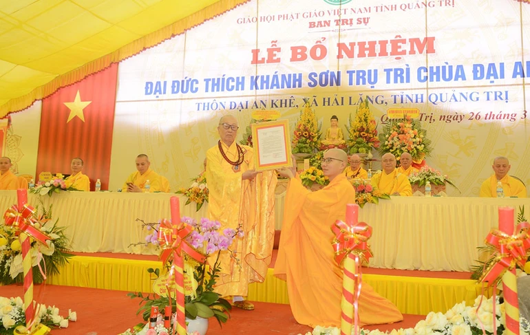 Hòa thượng Thích Tánh Nhiếp trao quyết định bổ nhiệm trụ trì chùa Đại An Khê đến Đại đức Thích Khánh Sơn