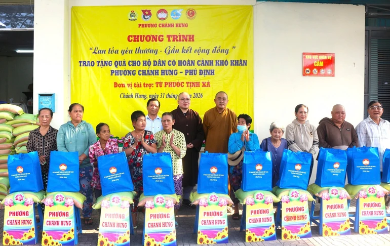 300 phần quà được trao tặng đến các hộ dân khó khăn trên địa bàn phường Chánh Hưng và Phú Định (TP.HCM)