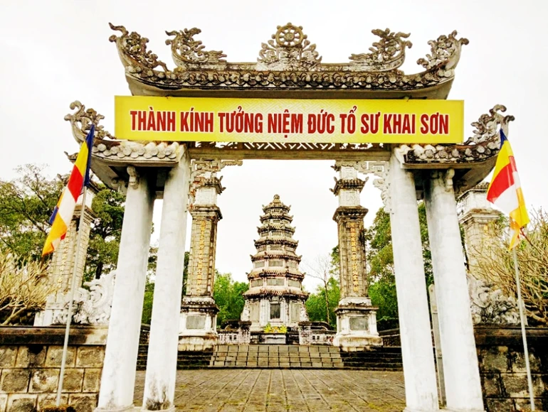 Bảo tháp Tổ khai sơn tổ đình Sắc tứ Tịnh Quang