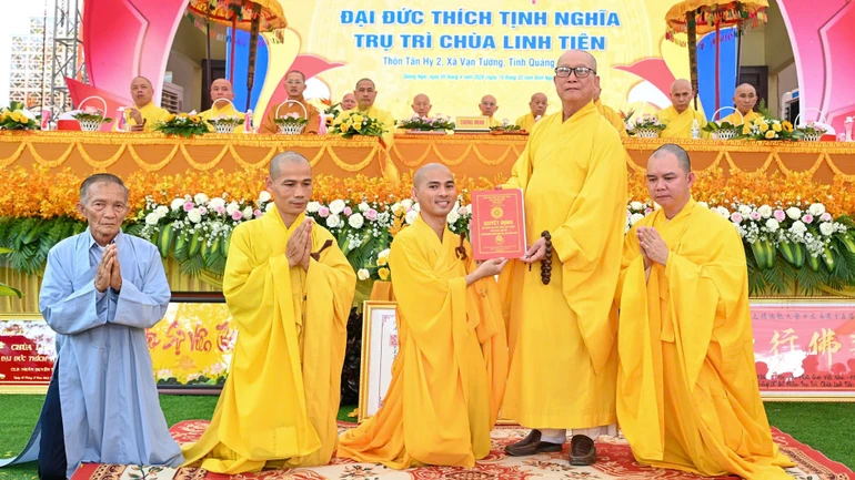 Đại đức Thích Tịnh Nghĩa đón nhận quyết định bổ nhiệm trụ trì chùa Linh Tiên trong niềm hoan hỷ