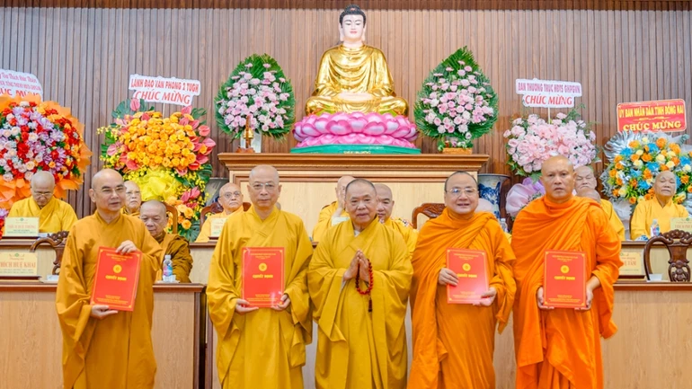 Trưởng lão Hòa thượng Thích Thiện Pháp trao quyết định nhân sự lãnh đạo Ban Trị sự GHPGVN tỉnh Đồng Nai sau sáp nhập
